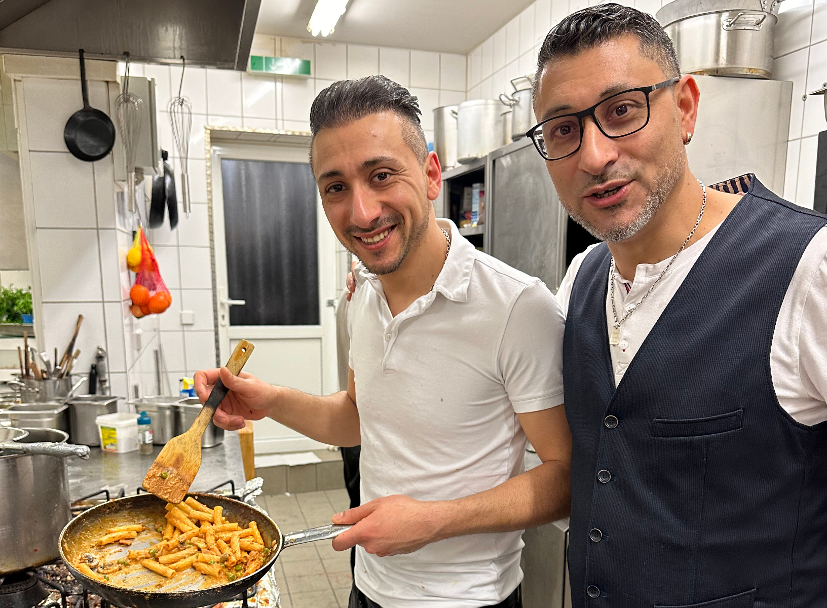 Zwei Köche bereiten Pasta in der Küche des La Capri zu