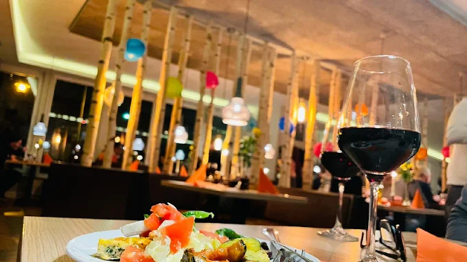 Antipasti und Rotwein